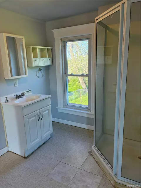 Bath - 1214 Root St, Flint, MI 48503 photo 3 of 5