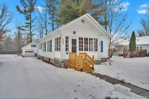 205 Ferry St, Corunna, MI 48817