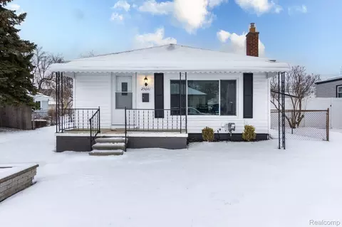 25641 Rose St, Roseville, MI 48066