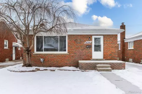 18099 Oak Ave, Eastpointe, MI 48021