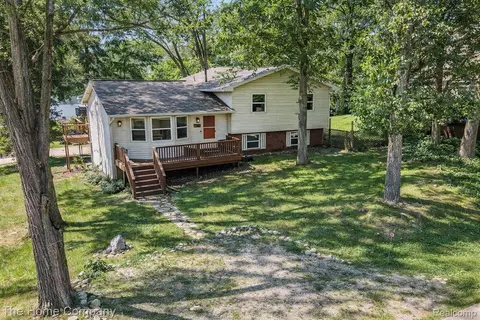 3821 Langley Dr, Pinckney, MI 48169