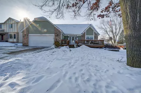 2421 Lansbury Dr, Waterford, MI 48329