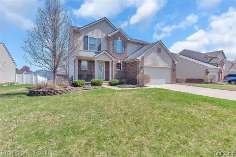 442 Princeton Dr, South Lyon, MI 48178