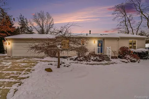 3594 Cordley Lake Rd, Pinckney, MI 48169