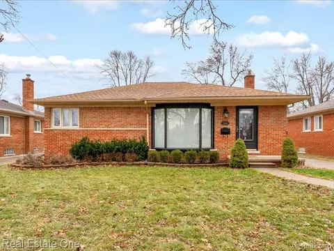 21100 Yale St, Saint Clair Shores, MI 48081