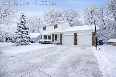 2358 Highfield Rd, Waterford, MI 48329