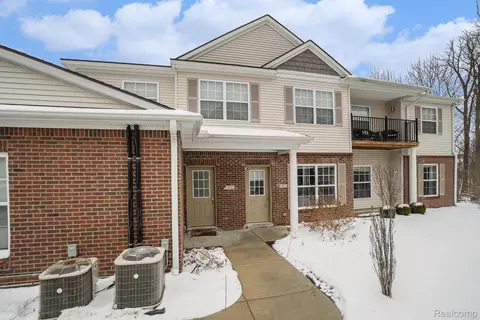 911 Watercress Ln, Fenton, MI 48430