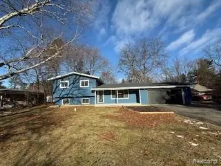 6111 Woodmoor Dr, Burton, MI 48509