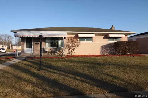 27820 Larry St, Roseville, MI 48066