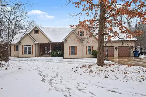 10151 Walnut Shores Dr, Fenton, MI 48430