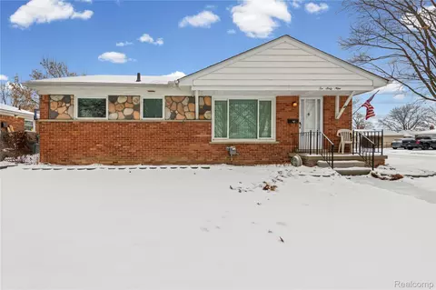 1069 Chippewa St, Mount Clemens, MI 48043