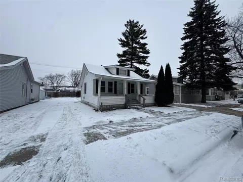 28065 Maple St, Roseville, MI 48066