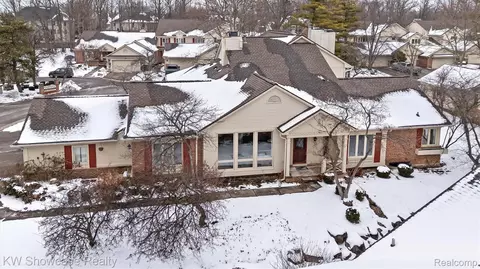 6933 Pebble Park Cir #83, West Bloomfield, MI 48322