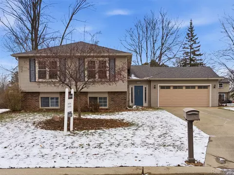 1595 Deerhurst Ln, Rochester Hills, MI 48307