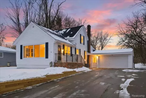 1131 Airway Dr, Waterford, MI 48327