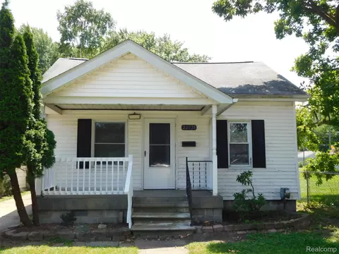 22028 Elizabeth St, Saint Clair Shores, MI 48080