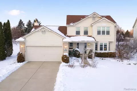 816 Oak Cluster Ct, Howell, MI 48855