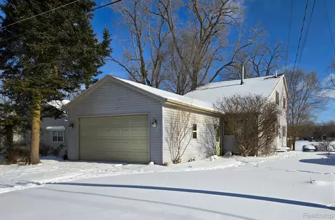 1805 Viola Dr, Ortonville, MI 48462