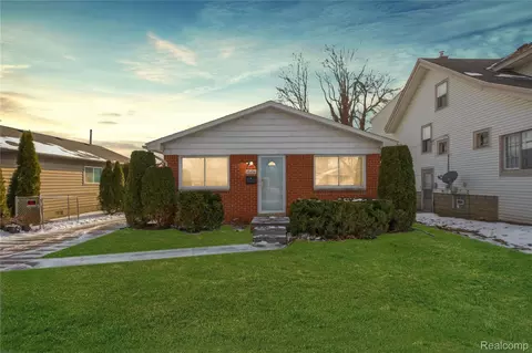 18634 Common Rd, Roseville, MI 48066