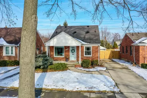 1456 Aline Dr, Grosse Pointe Woods, MI 48236