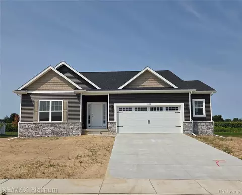 13132 Westwinds Dr, Fenton, MI 48451