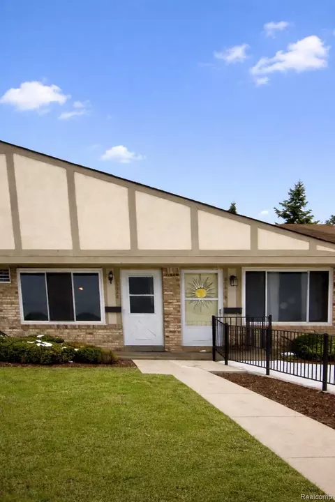 25348 Franklin Ter, South Lyon, MI 48178