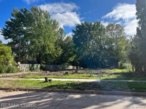 5018 Northlawn Dr, Sterling Heights, MI 48310