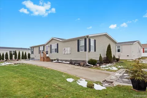 11214 Woodchester Ct, Green Oak, MI 48178