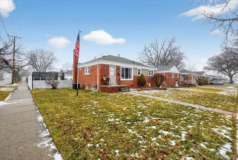 28901 Joan St, Saint Clair Shores, MI 48081