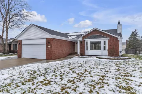 47179 Southern Cross Dr, Macomb, MI 48044