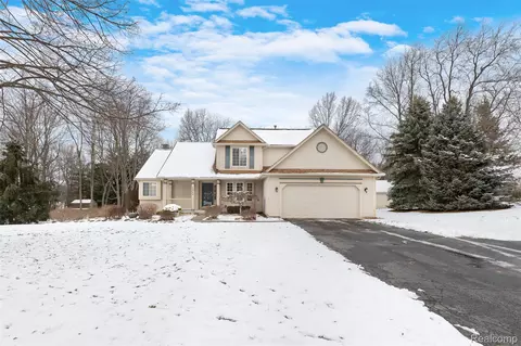 1614 High Pointe Dr, Oxford, MI 48371