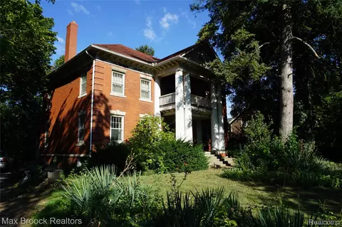 24 Ridge Rd, Pleasant Ridge, MI 48069
