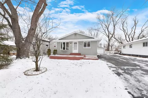 6428 Cloverton Dr, Waterford, MI 48329