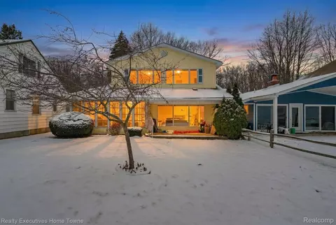 5430 Lakeshore Rd, Fort Gratiot, MI 48059