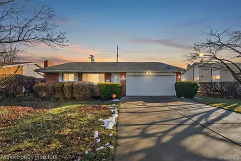 27900 E Larkmoor St, Southfield, MI 48076