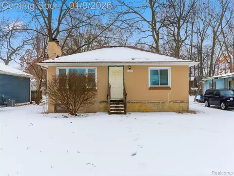 4350 Lotus Dr, Waterford, MI 48329
