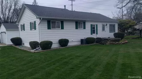 520 Whipple St, South Lyon, MI 48178