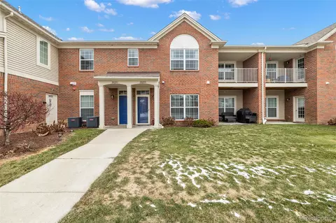 28251 S Pointe Ln, Chesterfield, MI 48051