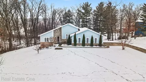 10456 Oak Shore Dr, Green Oak, MI 48178
