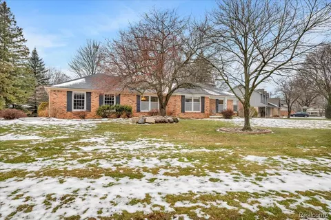 6091 Kings Shire Rd, Grand Blanc, MI 48439