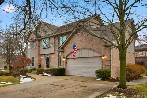 30285 Fox Club Dr, Farmington Hills, MI 48331