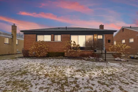 21445 Lakebreeze St, Saint Clair Shores, MI 48082