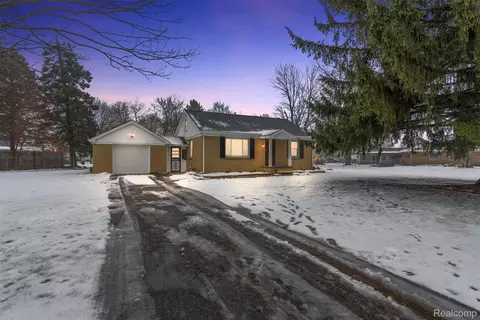 3094 Clayward Dr, Flint, MI 48506