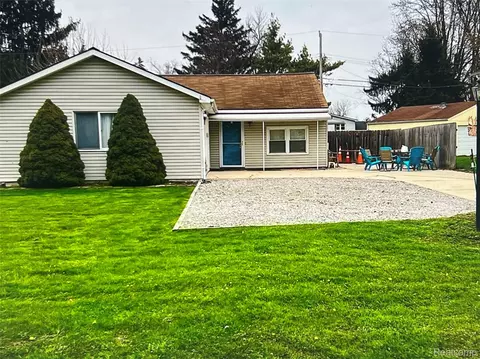 1405 Denver Ave, Waterford, MI 48328