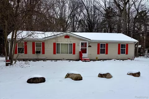 9320 Finch Dr, Argentine, MI 48451