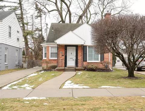 2135 Fleetwood Dr, Grosse Pointe Woods, MI 48236