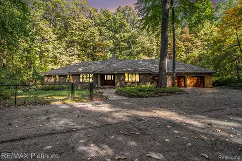 4352 Fenton Rd, Hartland, MI 48353