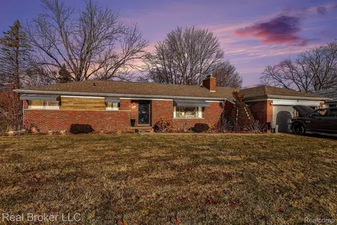 19115 Old Homestead Dr, Harper Woods, MI 48225