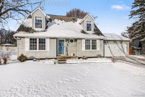 858 Alpine Dr, Brighton, MI 48116