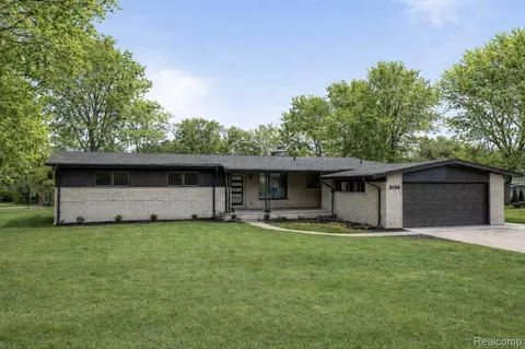 7011 White Pine Dr, Bloomfield Hills, MI 48301